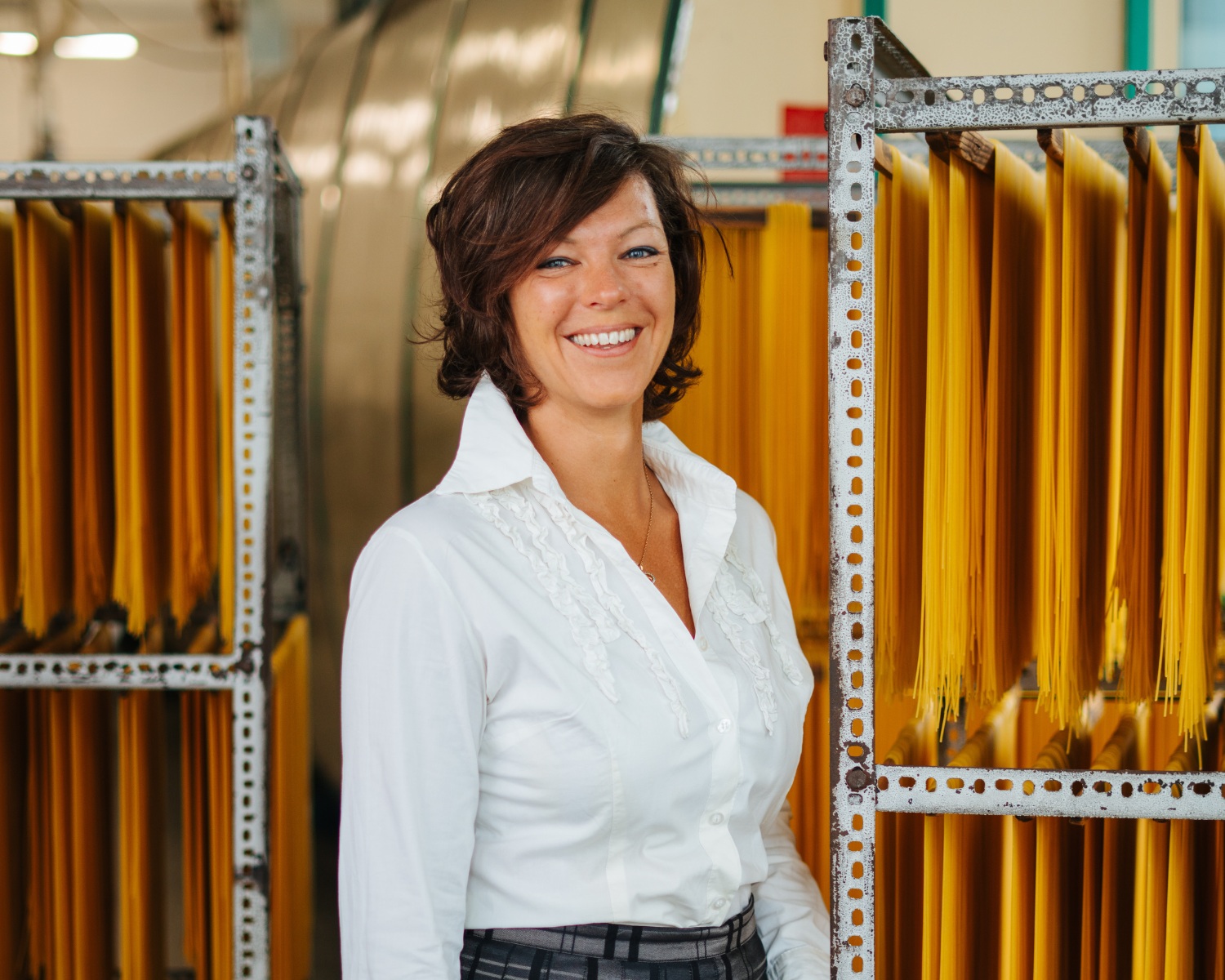 Firmeneigentümerin Katharina Gregori, steht in der Produktion in der Finkensteiner Nudelfabrik vor einem der Spaghetti-Trocknungswagen.